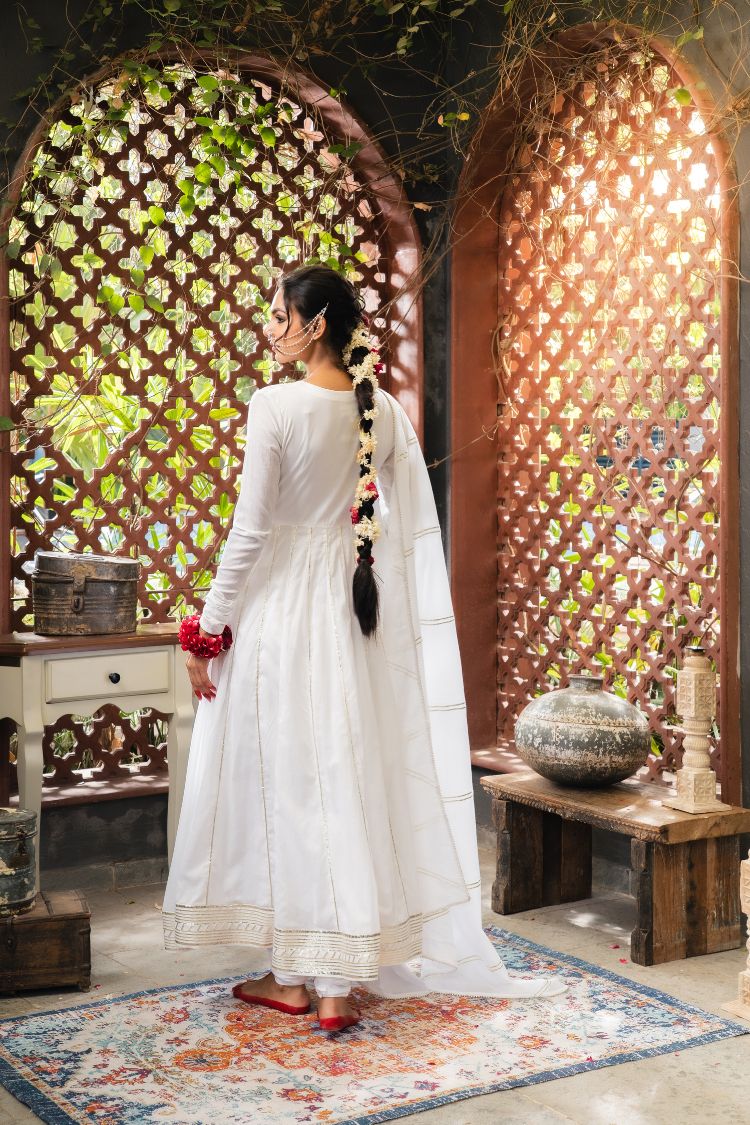'BEEBO JAAN' White Mulmul Cotton Anarkali (Set Of 3)