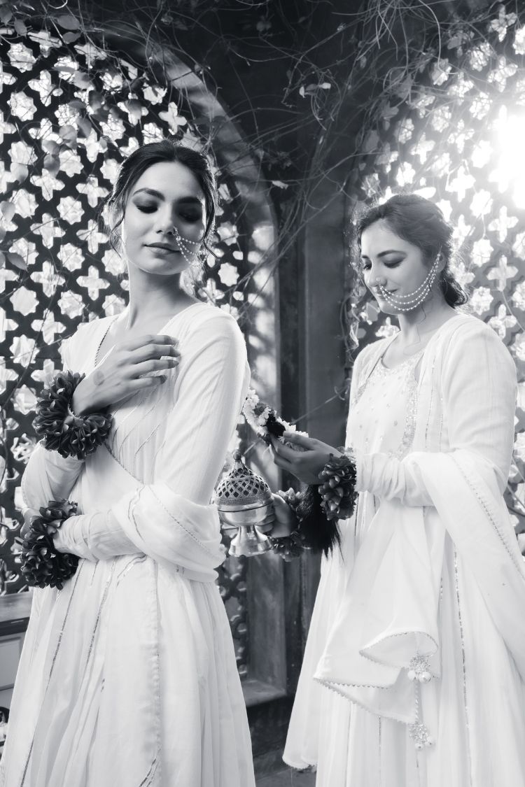 'CHAAND BIBI' White Mulmul Cotton Anarkali (Set Of 3)