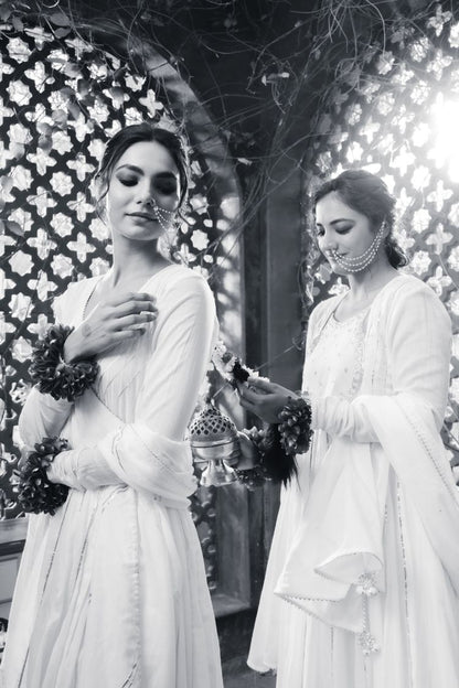 'BEEBO JAAN' White Mulmul Cotton Anarkali (Set Of 3)