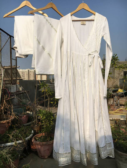 Studio Sample - 'BEEBO JAAN' White Mulmul Cotton Anarkali (Set Of 3)
