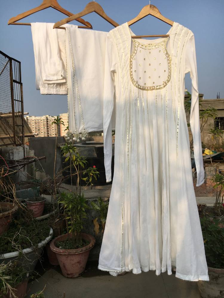 Studio Sample - 'CHAAND BIBI' White Mulmul Cotton Anarkali (Set Of 3)
