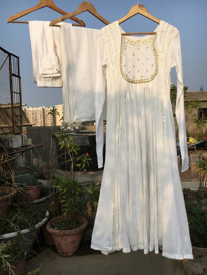 Studio Sample - 'CHAAND BIBI' White Mulmul Cotton Anarkali (Set Of 3)