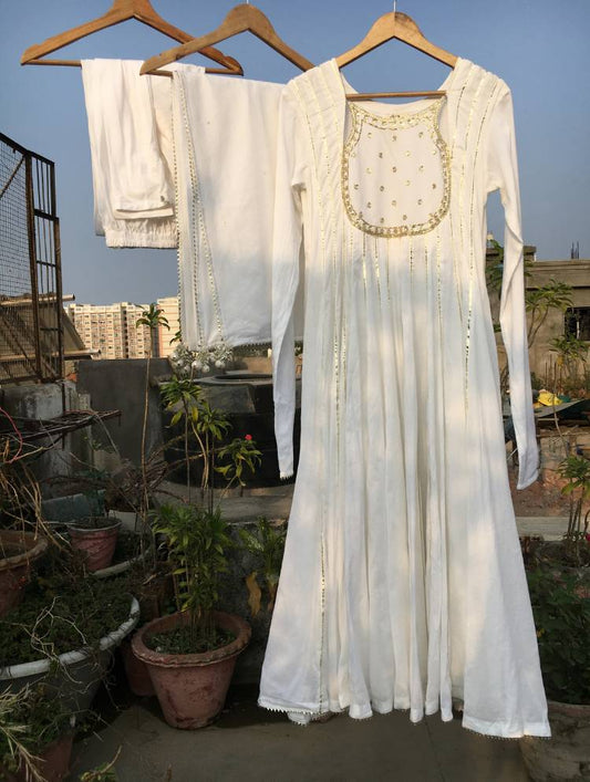Studio Sample - 'CHAAND BIBI' White Mulmul Cotton Anarkali (Set Of 3)